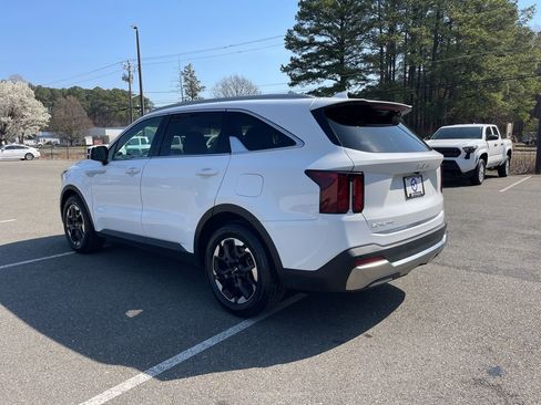 Used 2024 Kia Sorento S image 7