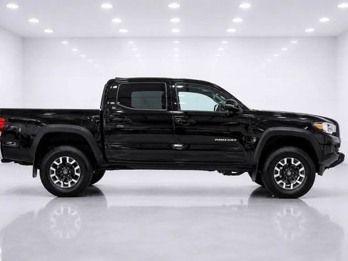 Used 2019 Toyota Tacoma TRD Off-Road AWD/4WD image 6
