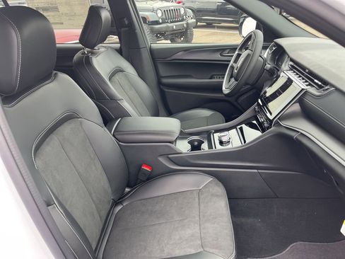 New 2025 Jeep Grand Cherokee L Altitude image 38