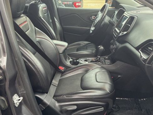 Used 2019 Jeep Cherokee Trailhawk w/ Cold Weather Group image 14