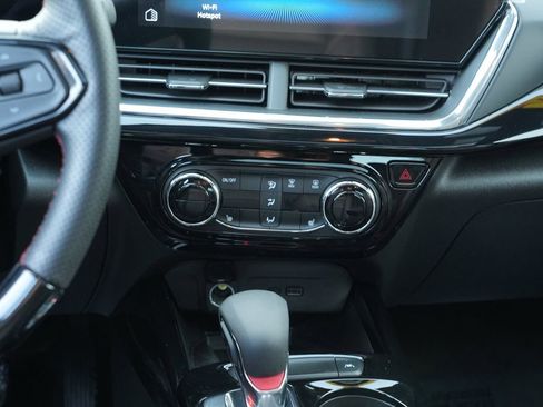 Used 2025 Chevrolet Trax RS w/ Sunroof Package image 24