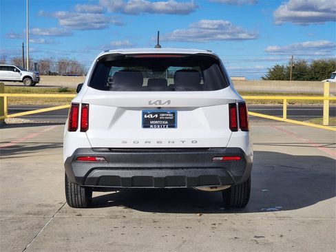 Used 2022 Kia Sorento LX image 5