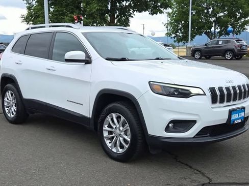 Used 2019 Jeep Cherokee Latitude w/ Cold Weather Group AWD/4WD image 2