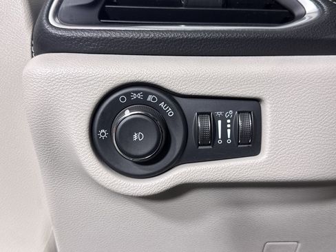 Used 2024 Chrysler Pacifica Limited image 29