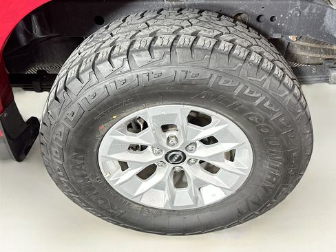 Used 2024 Nissan Frontier SV image 11