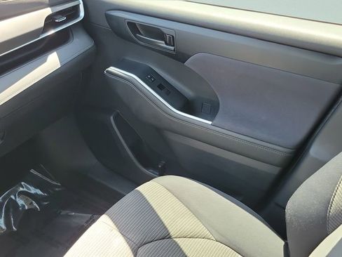 Used 2023 Toyota Highlander LE FWD image 13