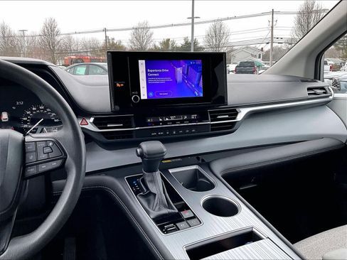 Used 2025 Toyota Sienna LE image 19