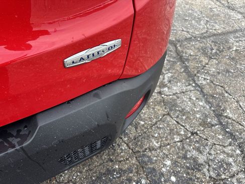 Used 2018 Jeep Renegade Latitude w/ Cold Weather Group image 28