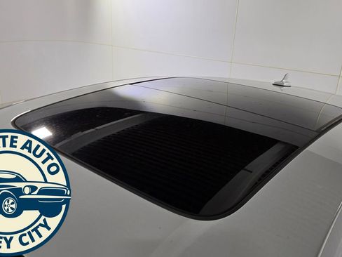 Used 2022 Audi e-tron Premium w/ Convenience Plus Package image 14