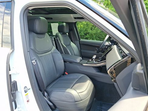 Used 2023 Land Rover Range Rover Sport SE Dynamic AWD/4WD image 3