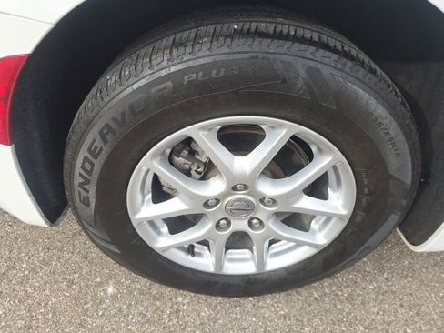 Used 2023 Chrysler Voyager LX image 37