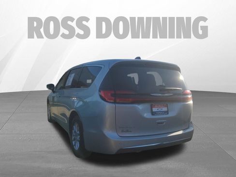 Used 2024 Chrysler Pacifica Touring-L image 6