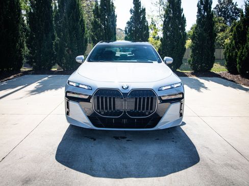 Used 2026 BMW 760i xDrive w/ Executive Package AWD/4WD image 3