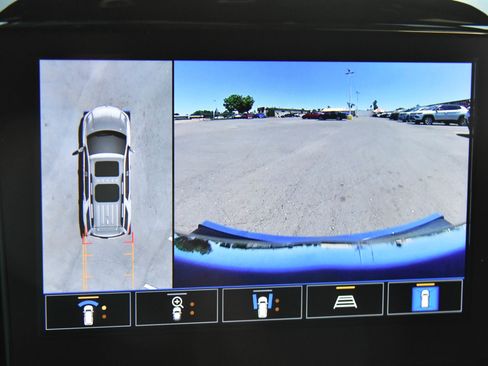 Used 2023 Chevrolet Traverse LT FWD image 21