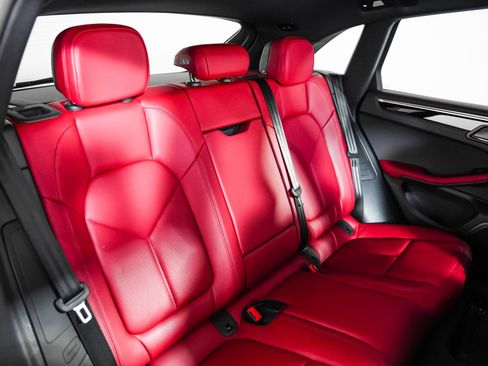 Certified 2025 Porsche Macan image 7