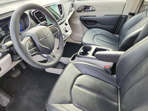 Used 2024 Chrysler Pacifica Touring-L FWD image 9