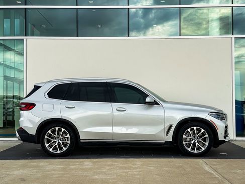 Certified 2023 BMW X5 xDrive45e w/ Executive Package image 3