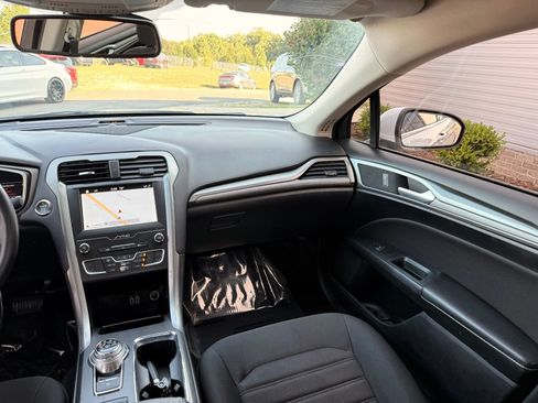 Used 2019 Ford Fusion SE FWD image 22