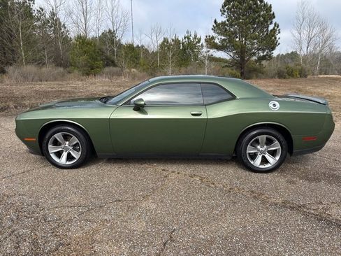 Used 2018 Dodge Challenger SXT image 5