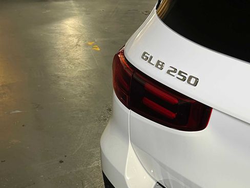 Used 2025 Mercedes-Benz GLB 250 4MATIC image 14