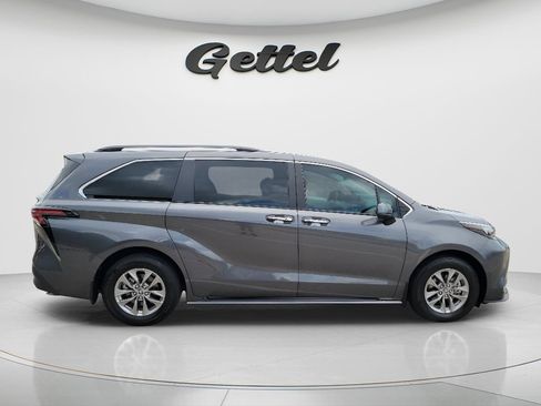 Certified 2025 Toyota Sienna XLE FWD image 4