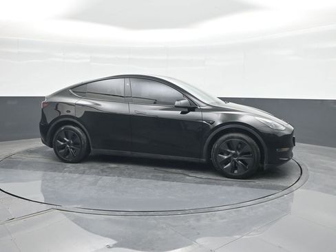 Used 2024 Tesla Model Y Long Range AWD/4WD image 11