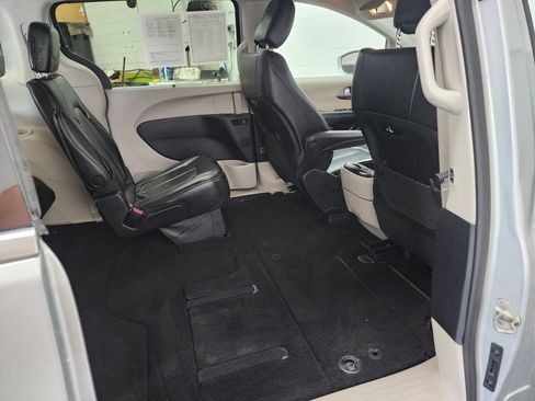 Used 2022 Chrysler Pacifica Touring-L FWD image 36