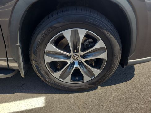 Used 2023 Toyota Highlander XLE AWD/4WD image 12