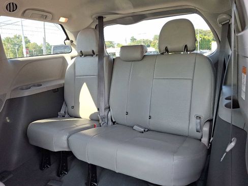 Used 2020 Toyota Sienna L image 10
