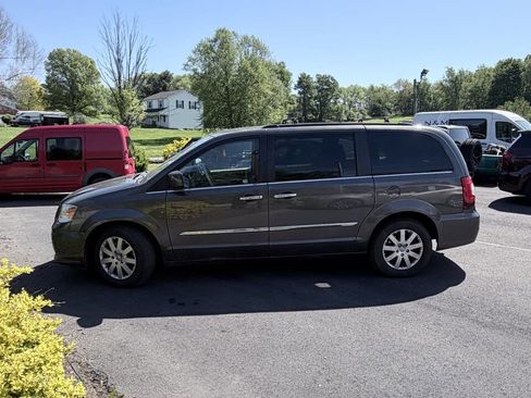 Used 2016 Chrysler Town & Country Touring w/ Driver Convenience Group FWD image 3