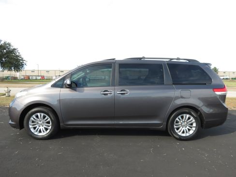 Used 2012 Toyota Sienna XLE image 3