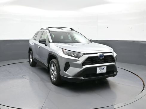 Used 2022 Toyota RAV4 LE AWD/4WD image 3