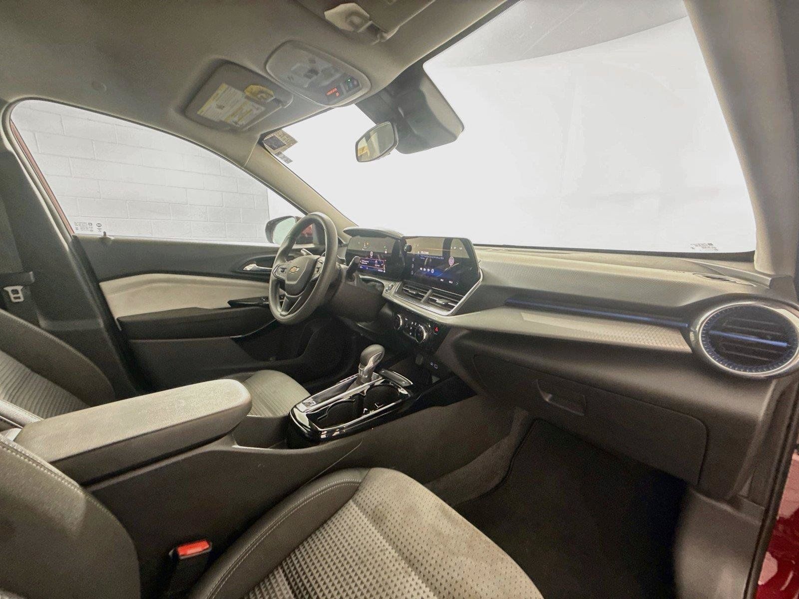 Used 2025 Chevrolet Trax LT FWD image 13