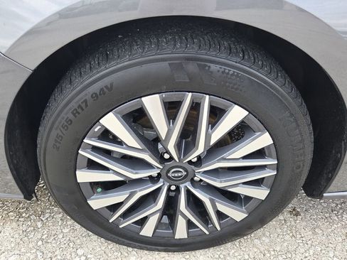 Used 2025 Nissan Altima 2.5 SV FWD image 9