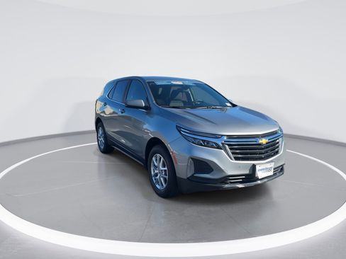 Used 2023 Chevrolet Equinox LT image 2