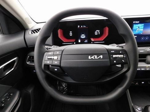 Used 2025 Kia K4 LXS image 37