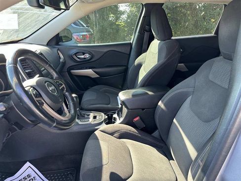 Used 2018 Jeep Cherokee Latitude w/ Comfort & Convenience Group image 9