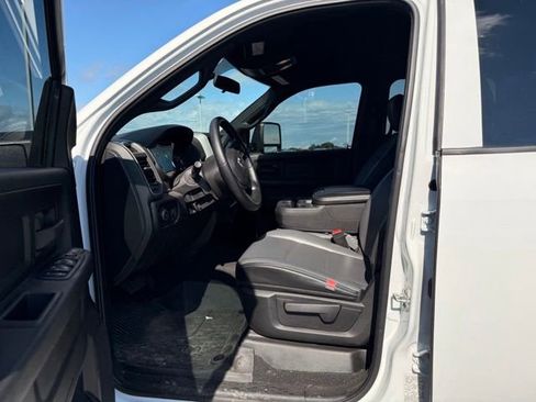 Used 2024 RAM 5500 Tradesman w/ Chrome Appearance Group AWD/4WD image 8
