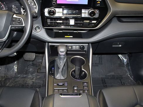 Used 2024 Toyota Highlander XLE AWD/4WD image 23