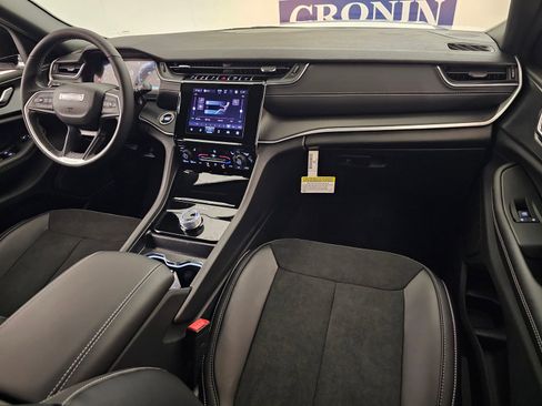 New 2025 Jeep Grand Cherokee Altitude image 17