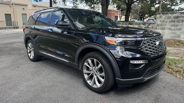 Used 2021 Ford Explorer Platinum w/ Equipment Group 601A AWD/4WD image 2