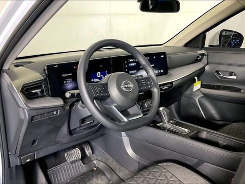 Certified 2025 Nissan Kicks SV image 18