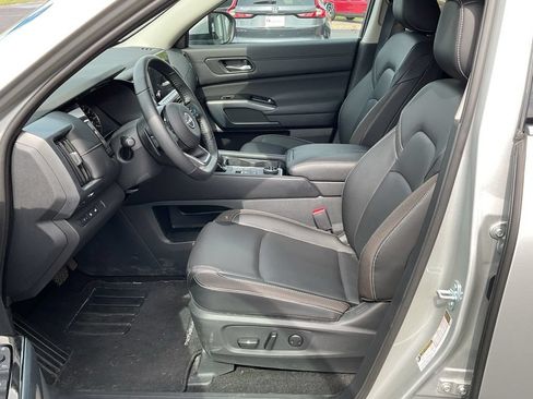 Used 2025 Nissan Pathfinder SL AWD/4WD image 10
