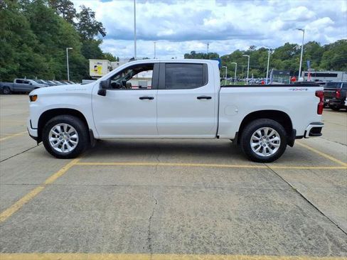 Used 2020 Chevrolet Silverado 1500 Custom w/ Custom Value Package AWD/4WD image 4
