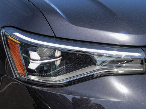 Certified 2025 Volkswagen Taos SE FWD image 4