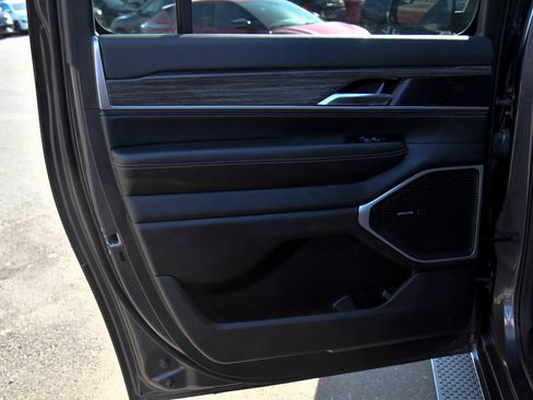 Used 2024 Jeep Wagoneer L Series II RWD image 41