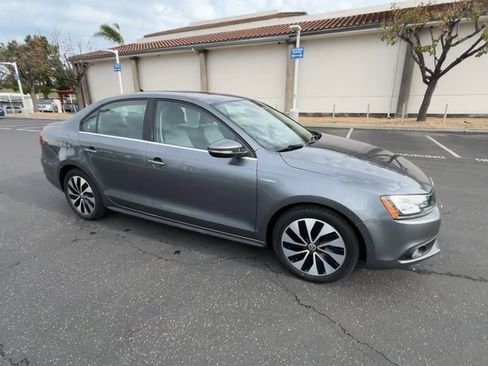 Used 2013 Volkswagen Jetta SEL Premium image 2
