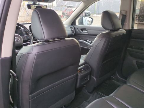 Used 2023 Nissan Pathfinder SL image 17