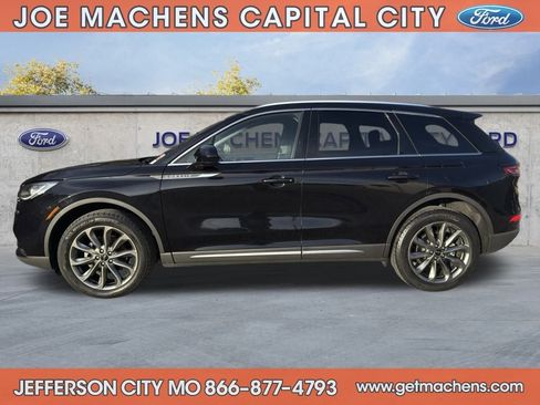 Used 2022 Lincoln Corsair AWD w/ Premium Package image 4
