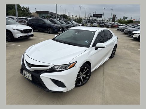Used 2020 Toyota Camry SE FWD image 1